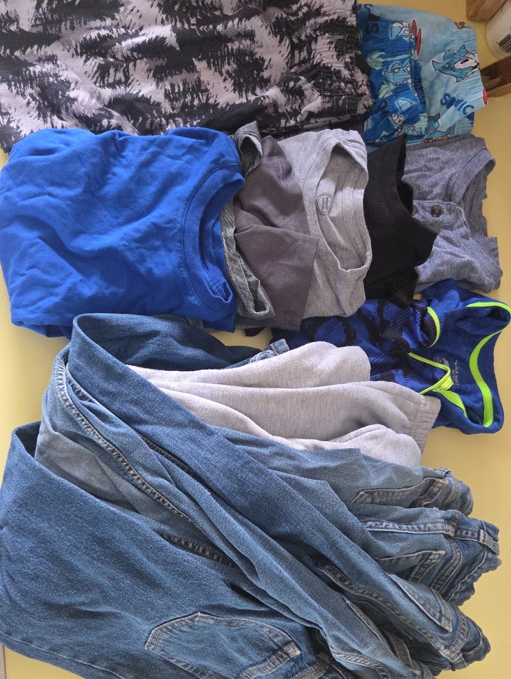 14 Pieces Kids Boys Clothing Bundle. Size 8.
